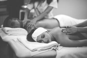 couple recevant un massage du dos photo