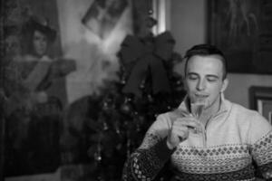 heureux jeune homme avec une coupe de champagne photo