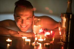 homme relaxant dans le jacuzzi photo