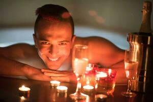 homme relaxant dans le jacuzzi photo