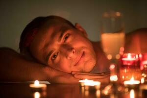 homme relaxant dans le jacuzzi photo