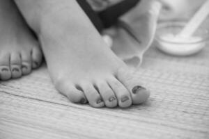 pieds féminins au salon de spa photo