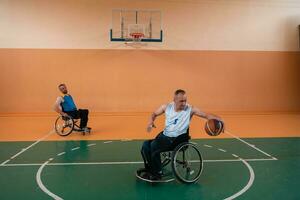 anciens combattants handicapés en action tout en jouant au basket-ball sur un terrain de basket avec des équipements sportifs professionnels pour les handicapés photo