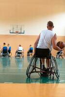 Anciens combattants handicapés de guerre mixtes et équipes de basket-ball d'âge en fauteuil roulant jouant un match d'entraînement dans une salle de sport. concept de réadaptation et d'inclusion des personnes handicapées photo