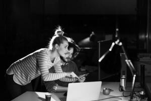 jeunes créateurs au bureau de nuit photo