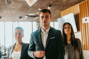 groupe de gens d'affaires prospères debout ensemble au bureau. photo