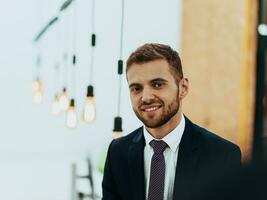 portrait de une réussi patron dans une moderne Bureau photo