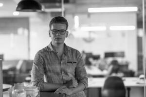 homme d'affaires au bureau moderne photo