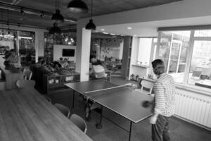 jouer au tennis de ping-pong dans un espace de bureau créatif photo