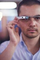 homme utilisant des lunettes d'ordinateur gadget de réalité virtuelle photo