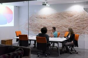 équipe commerciale de démarrage lors d'une réunion dans un immeuble de bureaux de nuit moderne photo