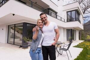 couple s'embrassant devant une nouvelle maison de luxe photo