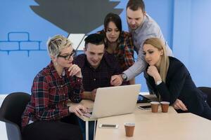 équipe commerciale de démarrage lors d'une réunion au bureau moderne photo