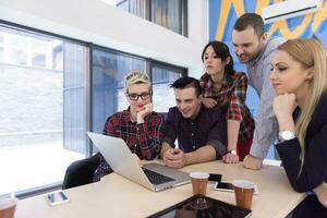 équipe commerciale de démarrage lors d'une réunion au bureau moderne photo