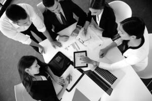 groupe de gens d'affaires lors d'une réunion au bureau photo