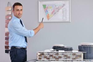 heureux jeune homme d'affaires au bureau photo