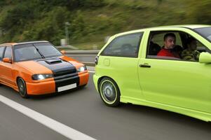 voitures tuning sacing sur l'autoroute photo