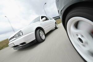 voiture rapide se déplaçant avec le flou de mouvement photo