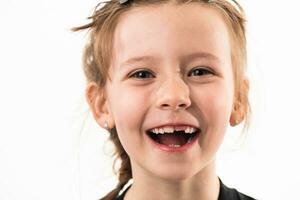 portrait de une peu fille sur une blanc Contexte avec en bonne santé, développement les dents photo