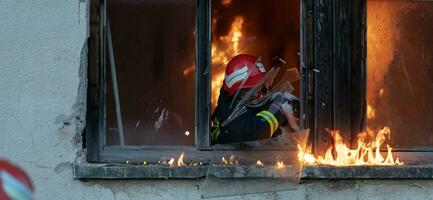 sapeur pompier héros porter bébé fille en dehors de brûlant bâtiment zone de Feu incident. porter secours gens de dangereux endroit photo