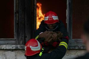 sapeur pompier héros porter bébé fille en dehors de brûlant bâtiment zone de Feu incident. porter secours gens de dangereux endroit photo