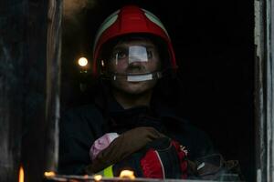 sapeur pompier héros porter bébé fille en dehors de brûlant bâtiment zone de Feu incident. porter secours gens de dangereux endroit photo