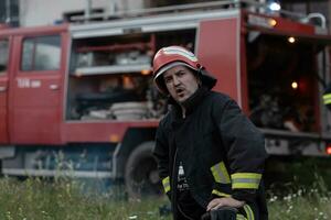 déprimé et fatigué sapeur pompier près Feu camion. photo