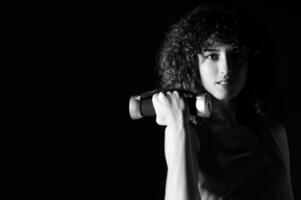 séance d'entraînement de jeune femme dans un club de fitness avec haltère photo