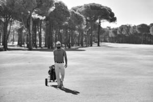 beau joueur de golf du moyen-orient sur le parcours photo