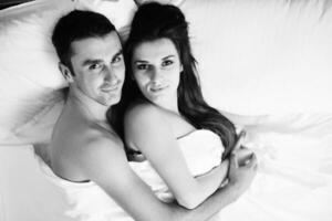 jeune couple passe du bon temps dans sa chambre photo