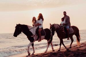 la famille passe du temps avec ses enfants tout en faisant de l'équitation ensemble sur une plage de sable. mise au point sélective photo