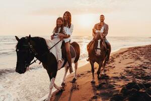 la famille passe du temps avec ses enfants tout en faisant de l'équitation ensemble sur une plage de sable. mise au point sélective photo