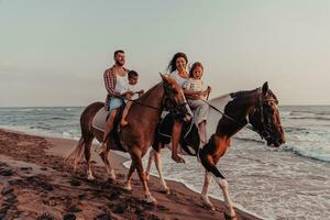 la famille passe du temps avec ses enfants tout en faisant de l'équitation ensemble sur une plage de sable. mise au point sélective photo