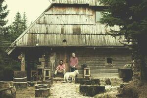frineds ensemble devant une vieille maison en bois photo
