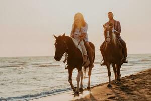 la famille passe du temps avec ses enfants tout en faisant de l'équitation ensemble sur une plage de sable. mise au point sélective photo