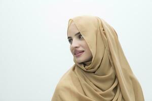 portrait de jeune femme musulmane portant le hijab sur fond blanc isolé photo