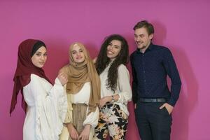 portrait de jeunes musulmans heureux représentant le concept de ramadan photo