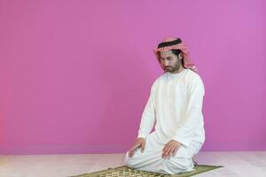 jeune homme musulman priant salat pendant le ramadan photo