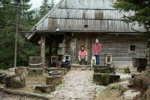 frineds ensemble devant une vieille maison en bois photo