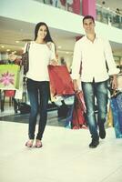heureux jeune couple faisant du shopping photo
