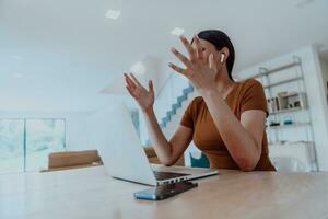 femme séance dans vivant pièce en utilisant portable Regardez à came parler par vidéo appel avec affaires ami parents, tête tir. emploi entretien répondre des questions. photo