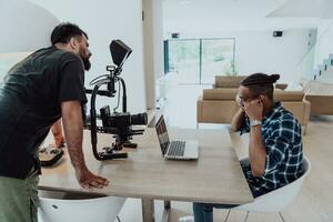 une cameraman parlant avec une africain américain homme comme elles ou ils en train de préparer à tirer une commercial vidéo photo