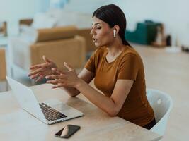 femme séance dans vivant pièce en utilisant portable Regardez à came parler par vidéo appel avec affaires ami parents, tête tir. emploi entretien répondre des questions. photo