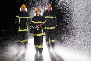 portrait de une groupe de sapeurs pompiers permanent et en marchant courageux et optimiste avec une femelle comme équipe chef. photo