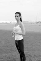 belle jeune femme, faire du jogging le matin photo