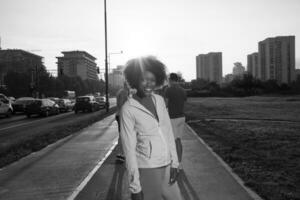 portrait d'une jeune femme afro-américaine sportive courant à l'extérieur photo