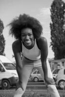 portrait d'une jeune femme afro-américaine sportive courant à l'extérieur photo