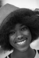 portrait en gros plan d'une belle jeune femme afro-américaine souriante et levant les yeux photo