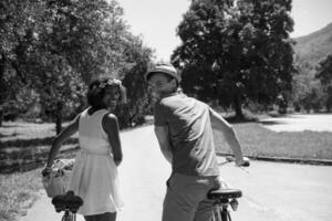 jeune couple multiethnique faisant du vélo dans la nature photo