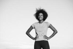 portrait d'une jeune femme afro-américaine courant à l'extérieur photo